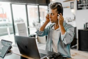 Digitale Barrierefreiheit im Office: Warum „Smart Hearing“ eine Business-Effizienz ist